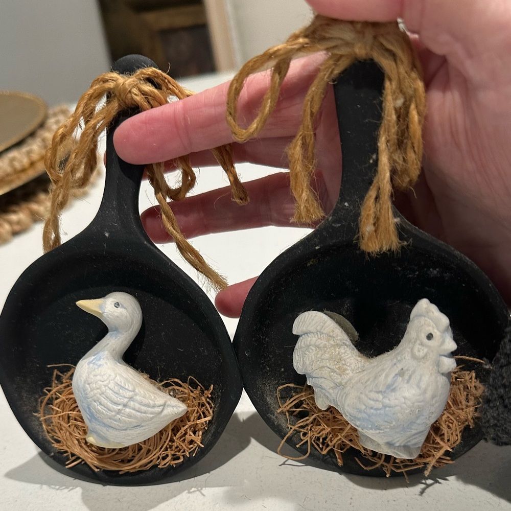 Vintage! 2 small black Skillet Pan 1 duck and 1 chicken decorative Hanging